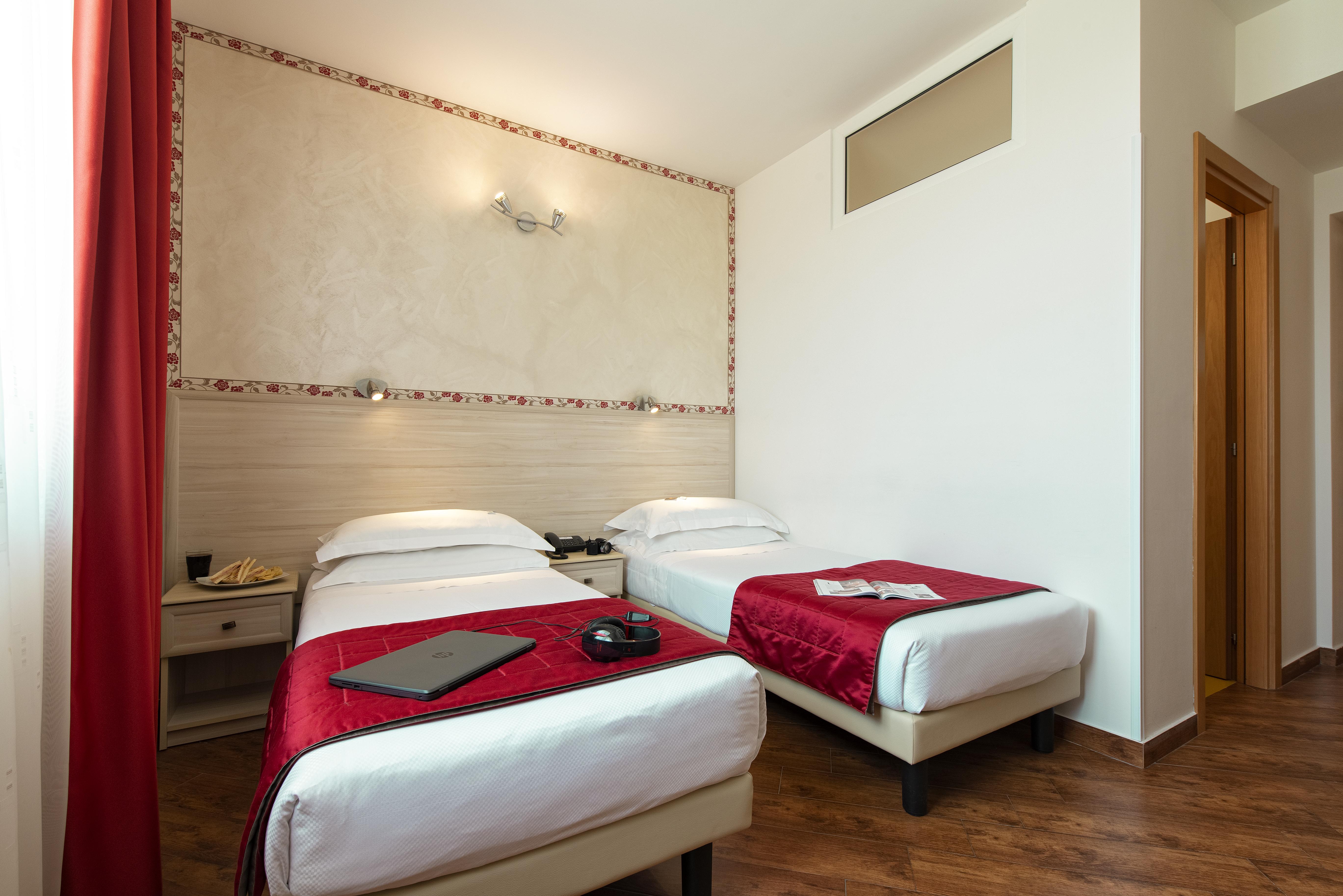 Simon Hotel Pomezia Buitenkant foto